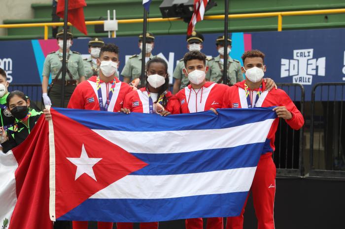 Anisley García Navarro, Carlos Daniel Ramos Rodríguez, Laydel Domínguez Cervantes y Luis Gustavo Cañabate Álvarez, durante la ceremonia de premiación tras obtener la medalla de oro en clavados de los I Juegos Panamericanos Júnior