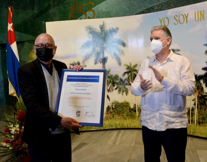 La Asociación Nacional de Economistas y contadores de Cuba. Otorga el Presente Premio Anual por la Obra de la Vida. Carlos Rafael Rodríguez. A: Roberto Muñoz González en Economía.