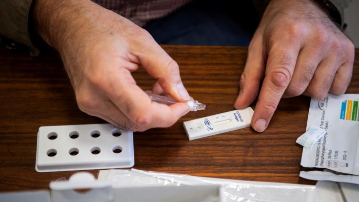 Kit de autocontagio para contraer la COVID-19 estuvo en venta a través de una página web en Países Bajos.