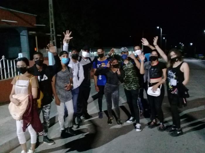 Primer grupo de los estudiantes de Ciencias Médicas que llegó al Monumento Nacional tras recorrer a pie unos 17 kilómetros.