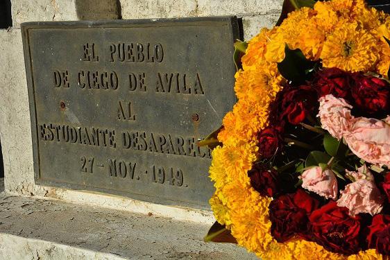 Estudiantes de Medicina depositaron una ofrenda floral en el Monumento al Estudiante Desaparecido 