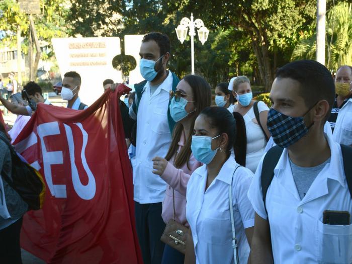 Estudiantes de la Facultad de Ciencias Médicas y de la Enseñanza Media desfilaron por la calle Libertad de la ciudad de Ciego de Ávila