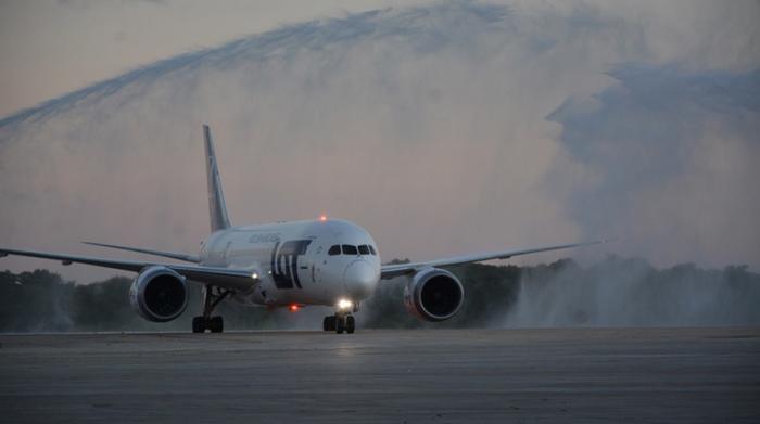 Bautismo del vuelo inicial de la Aerolínea la LOT Polish Airlines, en su arribo al aeropuerto Juan Gualberto Gómez de Varadero, en Matanzas, Cuba, el 27 de noviembre de 2021.   