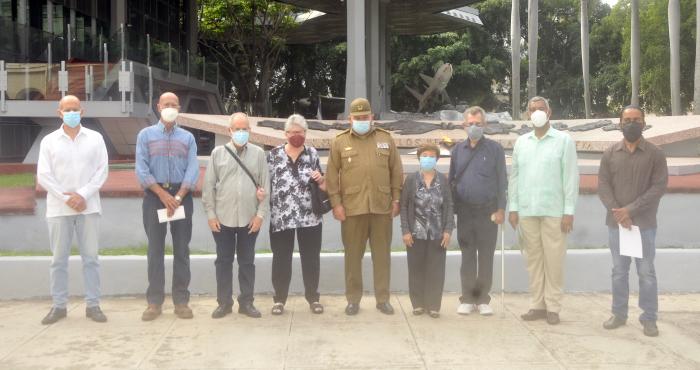 Premiacion del Concurso 26 de Julio,premiados junto al General de Division Victor Rojo Ramos Jefe de la Direccion Politica de la FAR.