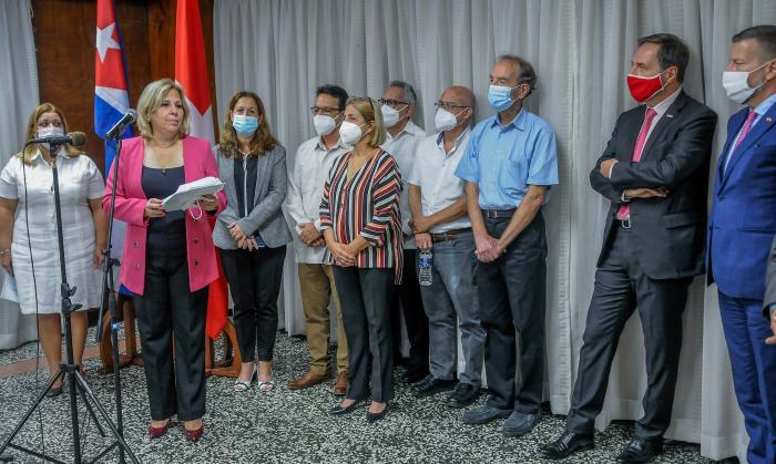 Acto de agradecimiento a donativos de Medicuba Suiza, Medicuba Europa y COSUDE, en le cede del Ministerio de Comercio Exterior de Cuba, Presiden, la Viceministra Primera Ana Teresita González Fraga, el Sr Embajador de Suiza, Sr Mauro Reina y el Dr Martin 