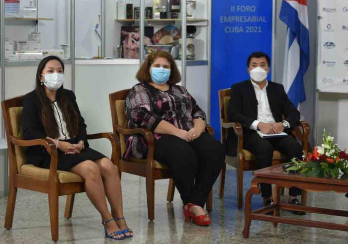 Usuarios de la Zona Especial de Desarrollo Mariel (ZEDM), durante el panel que se desarrolla en el marco de la II Edición del Foro Empresarial Cuba 2021 que se desarrolla de manera virtual, en La Habana, Cuba, el 30 de noviembre de 2021. 