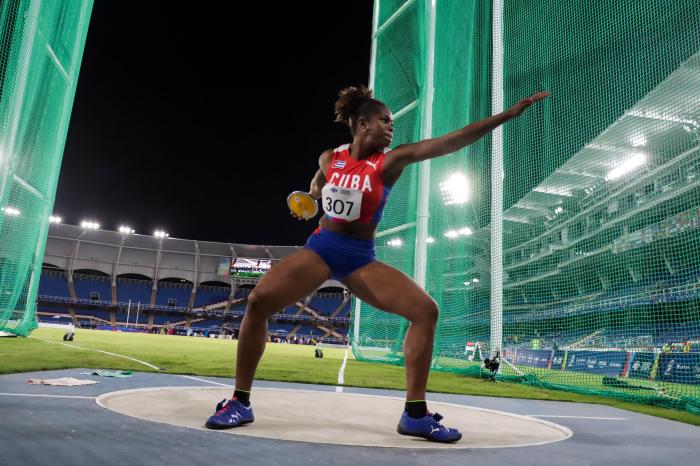 Silinda Morales, de Cuba, compite en la final del lanzamiento del disco en el atletismo de los I Juegos Panamericanos Júnior celebrado en el Estadio Pascual Guerrero, el 30 de Noviembre de 2021