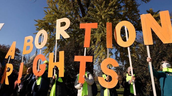 Activistas a favor de aborto cerca de la sede del Tribunal Supremo, Washington, EE.UU., el 1 de diciembre de 2021