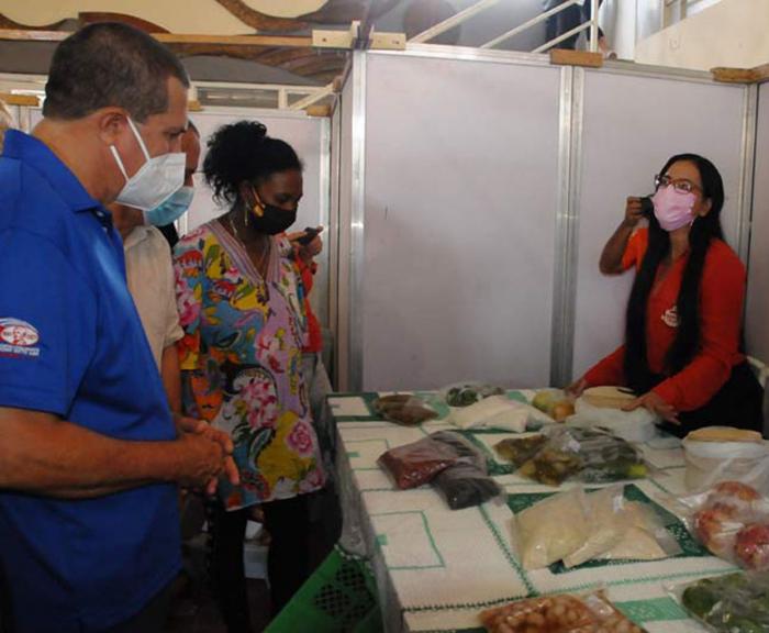 El primer secretario del Comité Provincial del Partido intercambia con los expositores