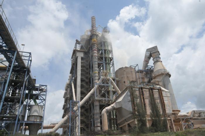 La Fábrica de Cemento Carlos Marx de Cienfuegos es hoy la mayor del país. foto del autor