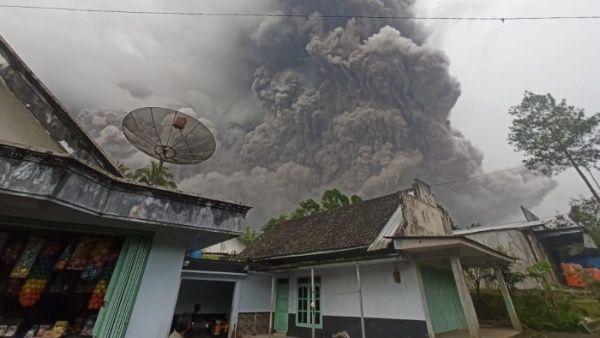 Erupción de un volcán en Indonesia