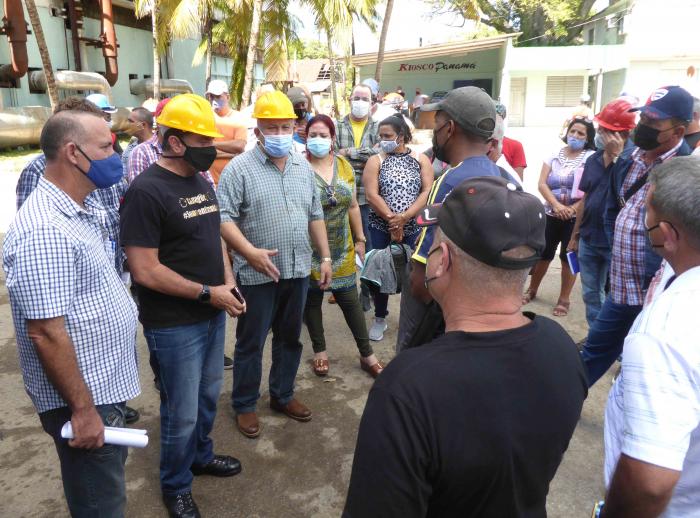 En cada uno de los centrales visitados, Tapia Fonseca intercambió con directivos y trabajadores para comprobar la calidad de las reparaciones fabriles. 