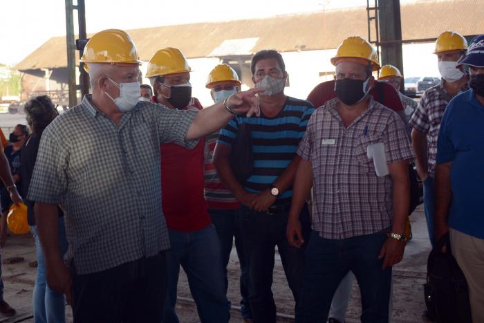 Jorge Luis Tapia Fonseca (I), viceprimer ministro cubano, evaluó los preparativos para el inicio de la zafra en el central Ecuador en Baraguá, Ciego de Ávila, 