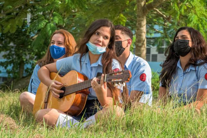 Los instructores de arte son tan valiosos en la comunidad como en las escuelas. 