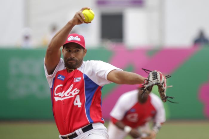 El lanzador Alain Roman en el partido de softbol entre Cuba y Mexico durante la realización de los XVIII Juegos Panamericanos de Lima, Perú, el 31 de julio de 2019.  