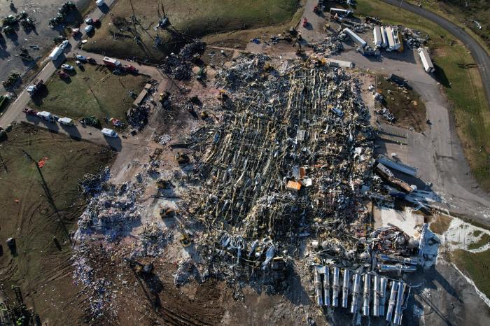 Los trabajadores de la fábrica de velas presentaron una demanda colectiva contra los dueños porque fueron amenazados con ser despedidos si abandonaban el trabajo cuando se aproximaba el tornado. FOTO: REUTERS
