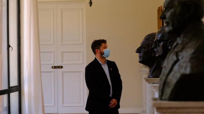 Invitado al Palacio de La Moneda, Gabriel Boric se detuvo ante el busto de Salvador Allende, y escribió luego en Twitter: «Sus sueños de un Chile mejor, son los que vamos a seguir construyendo junto a todos ustedes».