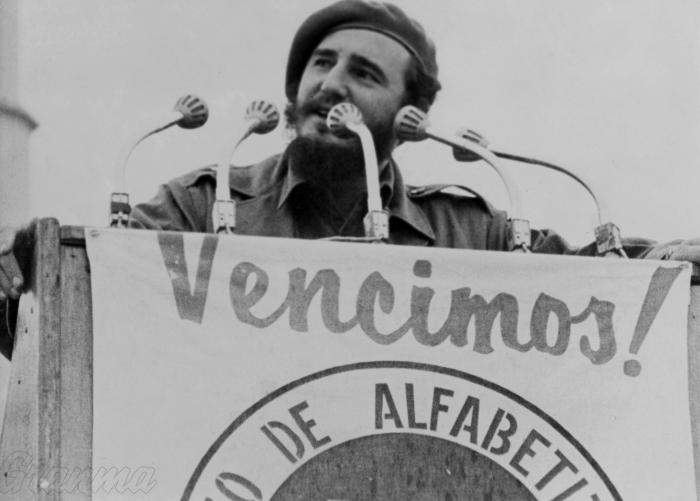 Fidel anuncia en la Plaza de la Revolucion Jose Marti, en La Habana, la culminacion de la Campaña de Alfabetizacion.