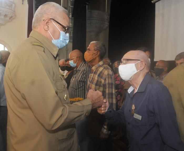 Actividad de homenaje de las FAR a los educadores y entrega de sello a educadores.