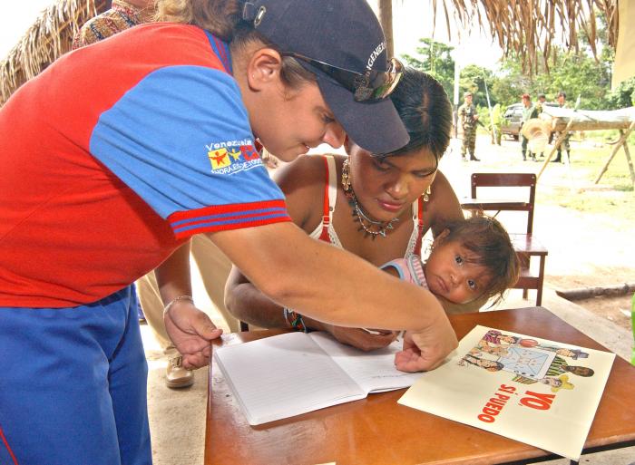 Más de un millón quinientos mil venezolanos han apremndido a leer y a escribir con la cartilla creada por educadores de la Isla                        
Foto. Alberto Borrego
Publicada: G.Internacional 017/02/2008
Vene1922