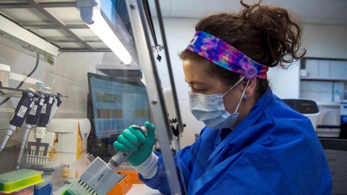 El ARN del SARS-CoV-2 fue encontrado en 79 de las 85 localizaciones anatómicas y fluidos corporales muestreados en un total de 44 fallecidos a causa del virus. 