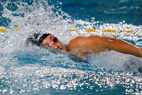 Elisbet Gamez compite en la final de 100 metros libres femenino durante el quinto día de competencias de la Copa Marcelo Salado de natación