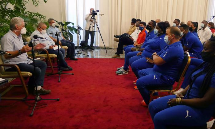 El Primer Secretario del Comité Central del Partido, Miguel Díaz-Canel Bermúdez, sostuvo fructíferos encuentros con deportistas en 2021. foto: estudios revolución