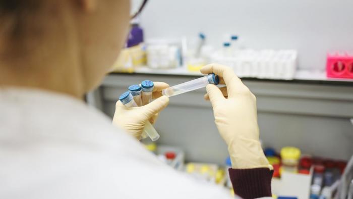 La variante alfa ha evolucionado para producir más proteínas antagónicas