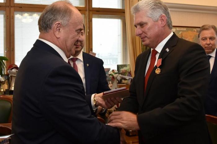 Deseó a los hermanos cubanos éxitos, felicidad y prosperidad