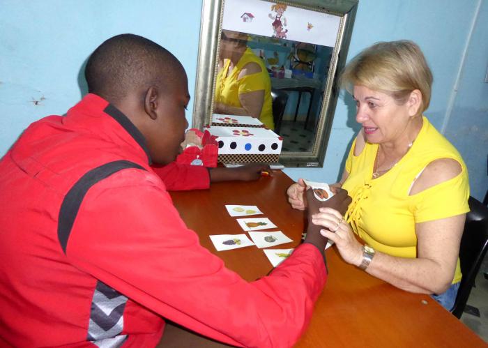 La «profe» Daidé pone toda su experiencia y vocación en el aprendizaje y la adquisición de habilidades por los niños. Escuela Especial Héroes del Moncada