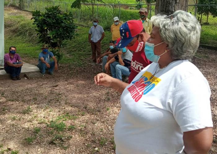 Bárbara Acuña dialoga con conuqueros de Cojedes: «el intercambio es constante; así monitoreo el curso de cada experiencia». 