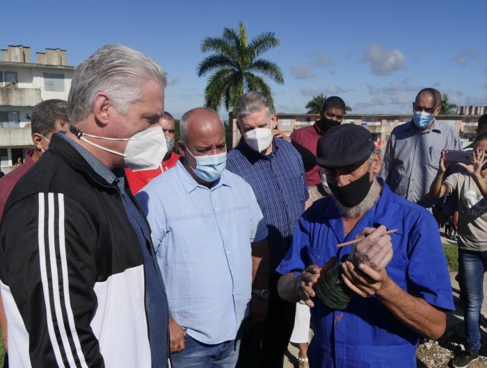 Durante su visita, en diciembre de 2021, a La Parra, el Presidente cubano conversó con el escultor Juan García Cruz, quien en la imagen le muestra la maqueta de la obra que acaba de inaugurarse