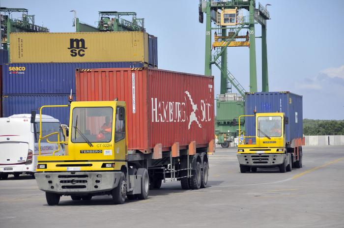 Zona en desarrollo Mariel; carga de contenedores por camiones
