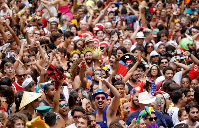 Participantes en el Carnaval callejero de Río en 2020, días antes de que se detectara en Brasil el primer caso de la COVID.