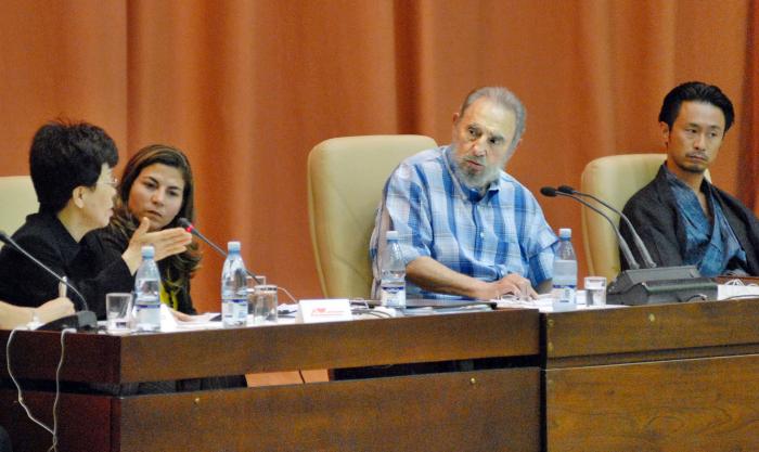 El Comandante en Jefe Fidel Castro Ruz con integrantes japoneses del Crucero por la Paz, en el Palacio de Convenciones.