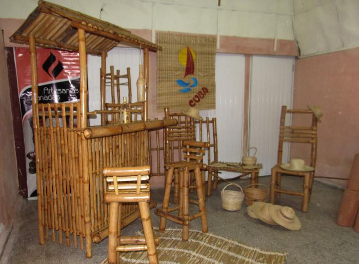A través del diseño sencillo y práctico, los muebles y artículos de bambú muestran las peculiaridades de la región tropical. foto del autor