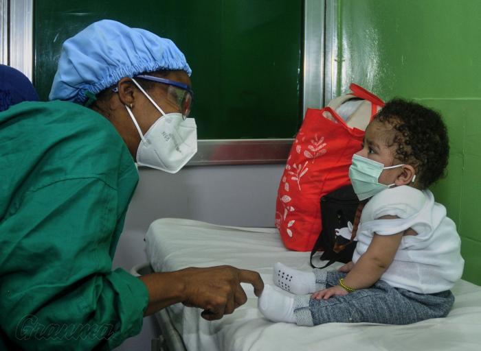 Como parte de los nuevos protocolos, todos los niños menores de dos años confirmados  serán ingresadosen la red asistencial. foto: Endrys Correa Vaillant