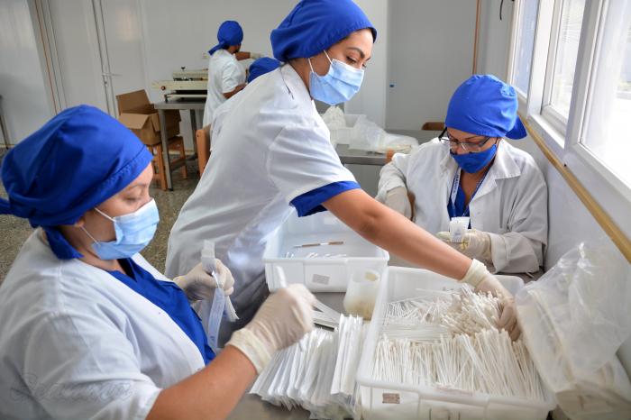 Instalación y puesta en marcha de Fabricas en la habana cuba para la producción de hisopos y mascarillas para la COVID-19