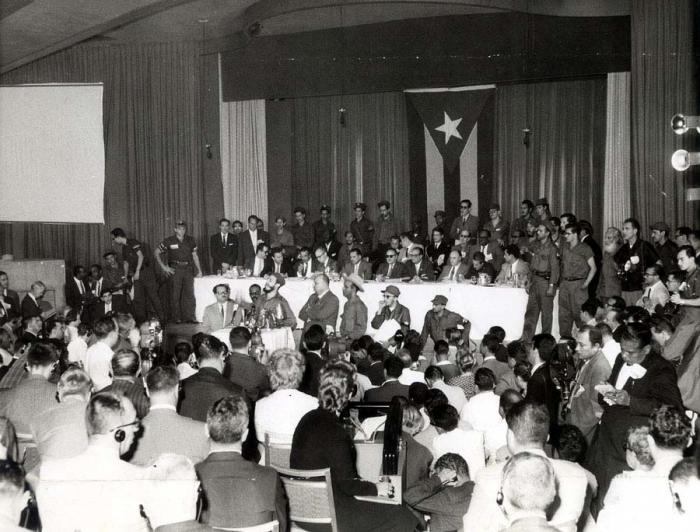 En el salón Copa Room del Hotel Habana Riviera, Fidel Castro responde a preguntas de los periodistas.