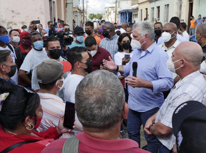 Díaz-Canel dialogó con el pueblo espirituano sobre la importancia de la participación popular en la construcción del socialismo. 
foto: estudios revolución