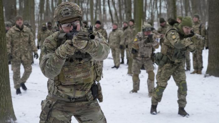 Miembros de las Fuerzas de Defensa Territorial, unidades de reserva de las Fuerzas Armadas de Ucrania, se entrenan en Kiev, 22 de enero de 2022. 