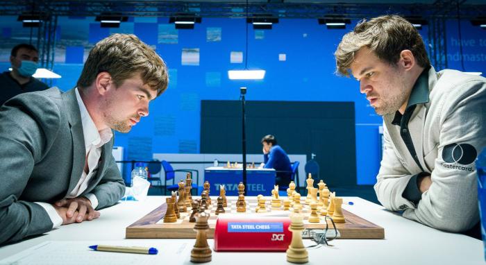 Magnus Carlsen (derecha) es el principal candidato para ganar la lid.