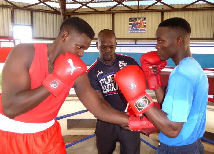 El jefe técnico, Jorge Franci Martínez, (al centro) corrige la guardia de dos de los atletas de los Guerreros de El Mayor.  foto del autor

