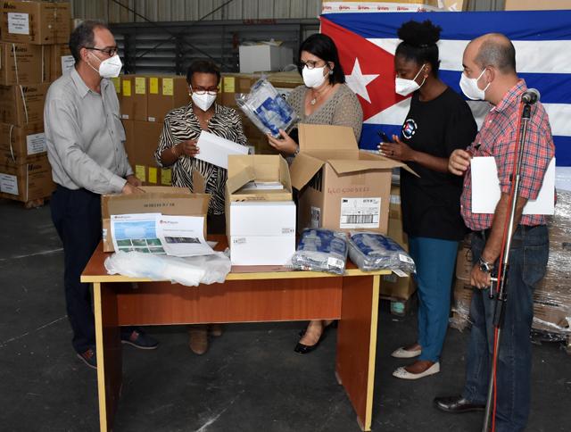 Directivos del Minsap y del Icap reciben donación procedente de Italia. Foto: Cortesía Icap