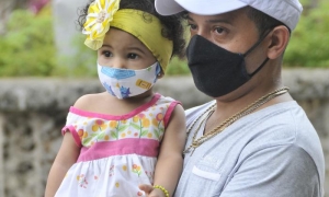 Proteccion contra el coronavirus,niña y padre con la proteccion del nasabuco.