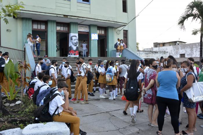 Reinicio del curso escolar en tiempos de pandemia de la COVID-19 en la provincia de La Habana. Escuela SB Antonio Maceo en la calzada de Buenos Aires en el Cerro.