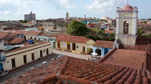 En 1608 fue escrita en Camagüey la obra Espejo de Paciencia, de Silvestre de Balboa, reconocida como la primera de su tipo en la nación. La ciudad es conocida como la cuna de la literatura en Cuba.