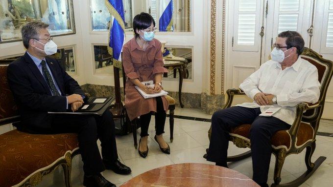 Bruno Rodríguez sostiene diálogo con embajador de China en la isla
