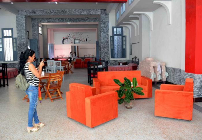 Tienda La Vajilla, primera unidad camagüeyana abierta con la modalidad de venta a plazos a personas naturales, como parte de la reanimación del comercio minorista, en Camagüey, Cuba, el 20 de octubre de 2021. ACN  FOTO/ Rodolfo BLANCO CUÉ/ rrcc