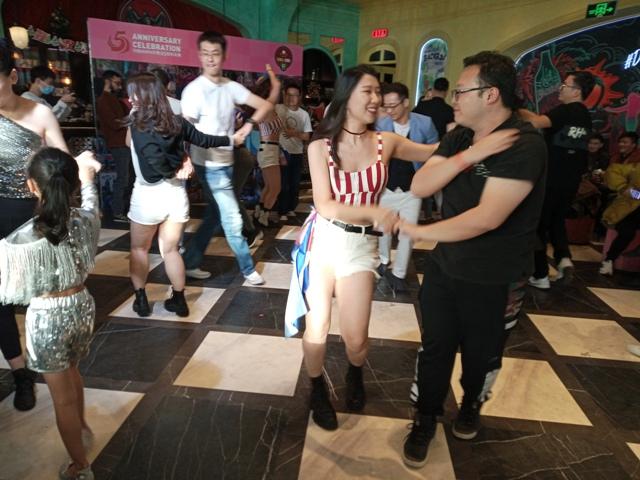 Bailadores chinos y la salsa cubana